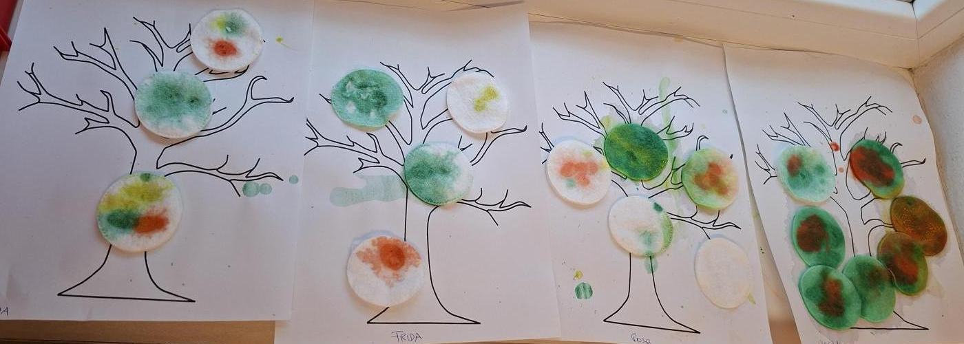 Bild zeigt Bastelarbeit der Kinder mit Wattepads und Pipetten